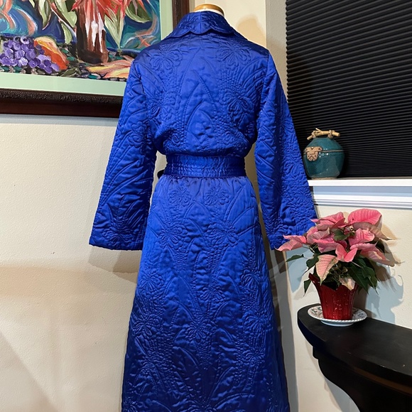 1970s Glamorous Royal Blue Iris Quilted Robe/ Housecoat or Evening Coat - Med - Picture 4 of 11